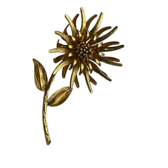 Beautiful Vintage Gold Tone Flower Brooch and CORO Clip-on earring set - Picture 3 of 10